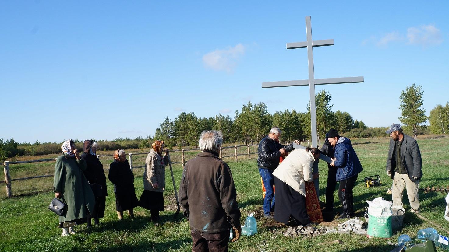 You are currently viewing 27.09.2019 г. В праздник Воздвижения Креста Господня на месте массового захоронения близ с. Новоселовка установили поклонный Крест в память об убиенных в годы гонений.